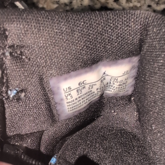 Jordan 1 Retro in University Blue and Black - Picture 6 of 16